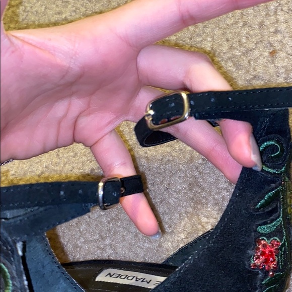 Steve Madden Black Suede Low heel Sandals - Picture 7 of 7